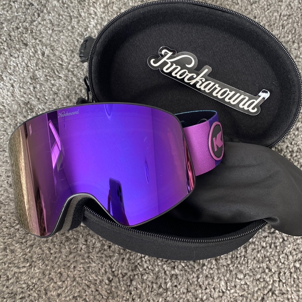 Brand new ‼️ Knockaround Women’s snow goggles.